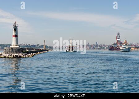 Traghetto che passa in asia per la parte europea di Istanbul. Molo container sul lato destro. Panorama di Istanbul sullo sfondo Foto Stock