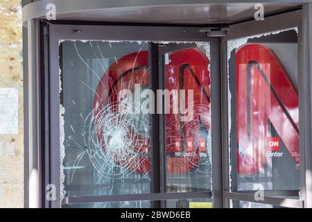 Atlanta, Stati Uniti. 31 maggio 2020. Atlanta, GA - 31 maggio 2020: Danni al CNN Center causati da rioter nel fine settimana il 31 maggio 2020 ad Atlanta, Georgia. Credit: Sanjeev Singhal/The Photo Access Credit: The Photo Access/Alamy Live News Foto Stock