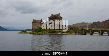 Dornie, Kyle of Lochalsh, Scotland, UK: 22 settembre 2017: Il castello di Eilean Donan è costruito su un'isola al punto d'incontro di 3 laghi, Loch Alsh, Loch Long Foto Stock