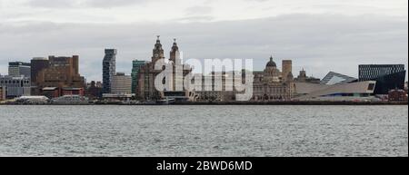 Liverpool, UK: 1 ottobre 2017: Una vista panoramica generale degli edifici sul Liverpool Waterfont visto dalla riva opposta del fiume Mersey. Foto Stock