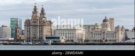 Liverpool, UK: 1 ottobre 2017: Una vista panoramica generale degli edifici sul Liverpool Waterfont visto dalla riva opposta del fiume Mersey. Foto Stock