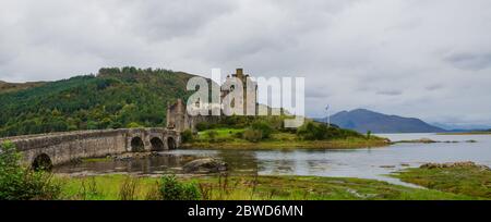 Dornie, Kyle of Lochalsh, Scotland, UK: 22 settembre 2017: Il castello di Eilean Donan è costruito su un'isola al punto d'incontro di 3 laghi, Loch Alsh, Loch Long Foto Stock