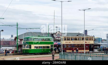 Birkenhead, Regno Unito: 1 ottobre 2017: Persone che godono di 2 tram storici e restaurati che sono gestiti sulla Heritage Tramway dal Wirral Transport Muse Foto Stock
