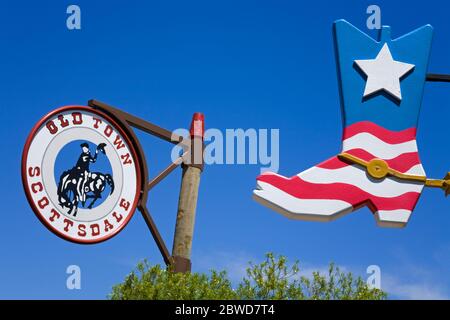 Cowboy Boot sul Lamp Post nella città vecchia, Scottsdale, Phoenix, Arizona, Stati Uniti Foto Stock