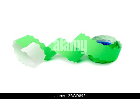 Bobina con verde appiccicosa vuoti i cartellini del prezzo su sfondo bianco, vista dall'alto Foto Stock