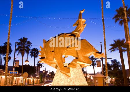 Jack Knife Sculpture di ed Mell, Main Street, Arts District, Scottsdale, Phoenix, Arizona, Stati Uniti Foto Stock