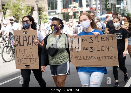 31 maggio 2020: I manifestanti scendono Market Street a Filadelfia, parlando contro la violenza della polizia dopo la morte di George Floyd, domenica 31 maggio 2020. Credit: Michael Candelori/ZUMA Wire/Alamy Live News Foto Stock