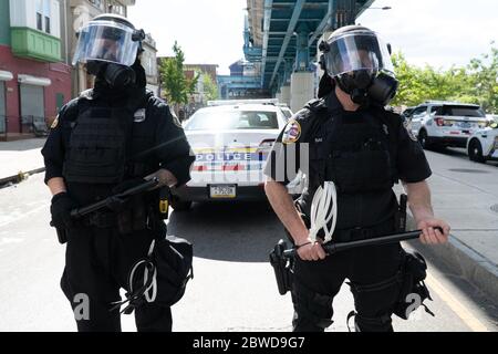 31 maggio 2020: La polizia di Philadelphia in marcia di riot blocca Market Street dopo saccheggi e attacchi ai veicoli della polizia, Domenica, 31 maggio 2020. Credit: Michael Candelori/ZUMA Wire/Alamy Live News Foto Stock