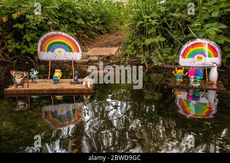 Due mostre galleggianti ringraziano l'NHS nel fiume Wandle nel sud-ovest di Londra DURANTE il blocco di Coronavirus Foto Stock
