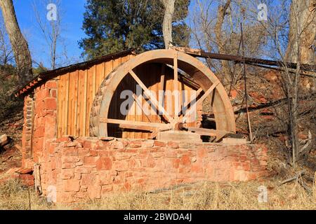 Ruota ad acqua al Red Rock Crossing, Sedona, Arizona, USA Foto Stock