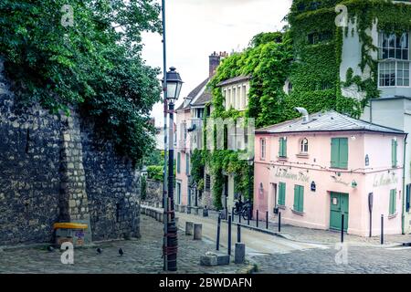 Parigi, Francia - 12 maggio 2020: Quartiere di Montmartre. La casa rosa durante il confinamento contro il coronavirus Foto Stock