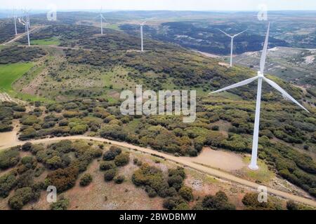 Vista aerea della fattoria dei mulini a vento per la produzione di energia pulita su un cielo nuvoloso. Turbine eoliche che generano energia pulita rinnovabile per lo sviluppo sostenibile . Foto Stock