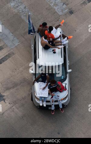 Austin, TX USA 31 maggio 2020: I dimostranti cavalcano e scendono lungo la 12th Street vicino al Campidoglio del Texas il secondo giorno di raduni contro il razzismo e l'uccisione della polizia di George Floyd la scorsa settimana. Un rally ufficiale è stato annullato dagli organizzatori, ma oltre 2,000 texani hanno comunque denunciato la violenza, l'odio e la brutalità della polizia. Credit: Bob Daemmrich/Alamy Live News Foto Stock