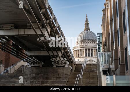 Cattedrale di St Paul da sotto il ponte pedonale del Millennium di Londra Foto Stock