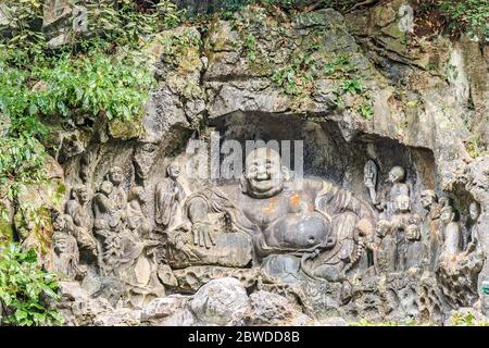 Statue di Buddha scolpite in collina al Tempio Lingyin (Souls Retreat) a Hangzhou, Cina. Il vasto complesso è uno dei templi buddisti più famosi Foto Stock