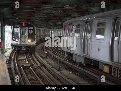 I treni della metropolitana entrano ed escono dalla stazione della metropolitana sopraelevata West 8th Street a Coney Island, Brooklyn, New York. Foto Stock