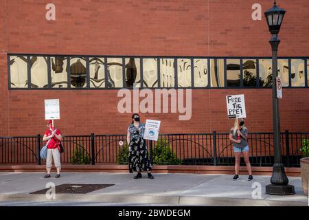 St. Paul, Minnesota. Gli infermieri protestano contro la mancanza di maschere e scrub durante la pandemia, utilizzando le distanze sociali mentre si levano in piedi sui loro cerchi sei tasse Foto Stock