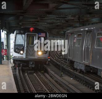 I treni della metropolitana entrano ed escono dalla stazione della metropolitana sopraelevata West 8th Street a Coney Island, Brooklyn, New York. Foto Stock