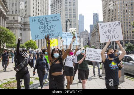 Manifestazione e marcia a New York per inviare un messaggio che l'assassinio di Black People da parte della polizia non può continuare. L'assassinio di George Floyd a Minneapolis da parte di un poliziotto ovviamente mentalmente derangato non avrebbe mai dovuto accadere. L'intero sistema giudiziario negli Stati Uniti ha voltato la testa una volta troppo. Foto Stock