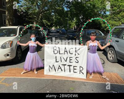 Giovani ballerini per strada che ci ricordano che 'Black Lives Matter'. Brooklyn, New York Foto Stock