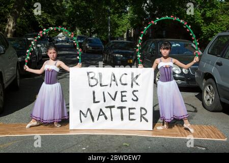 Giovani ballerini per strada che ci ricordano che 'Black Lives Matter'. Brooklyn, New York Foto Stock