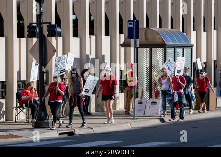 St. Paul, Minnesota. Gli infermieri protestano contro la mancanza di maschere e scrub durante la pandemia. Sono attrezzature, formazione, personale e transpaen esigenti Foto Stock