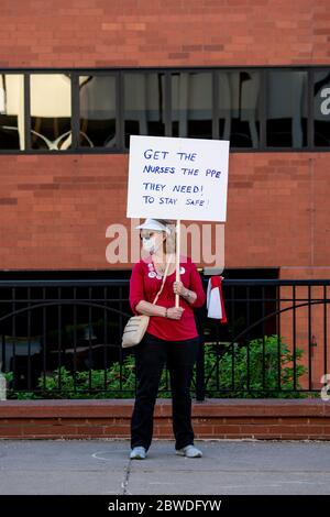 St. Paul, Minnesota. Gli infermieri protestano contro la mancanza di maschere e scrub durante la pandemia. Sono attrezzature, formazione, personale e transpae esigenti Foto Stock