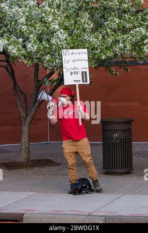 St. Paul, Minnesota. Gli infermieri protestano contro la mancanza di maschere e scrub durante la pandemia. Infermiere che usa un altoparlante per parlare con il pubblico. Sono dema Foto Stock