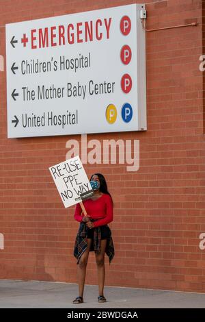 St. Paul, Minnesota. Gli infermieri protestano contro la mancanza di maschere e scrub durante la pandemia. Sono attrezzature, formazione, personale e transpae esigenti Foto Stock