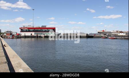 FDNY Marine 9 terminal e bacino di ormeggio sulla riva di Staten Island delle Narrows, New York, NY, USA Foto Stock