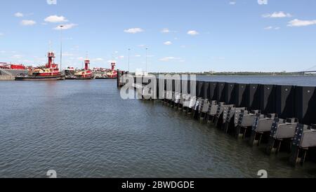 Parete marea protettiva presso il terminal FDNY Marine 9 e bacino di ormeggio sulla costa di Staten Island delle Narrows, New York, NY, USA Foto Stock