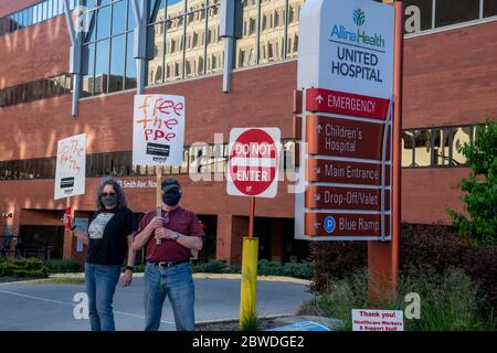 St. Paul, Minnesota. Gli infermieri protestano contro la mancanza di maschere e scrub durante la pandemia. Sono attrezzature, formazione, personale e transpaenc esigenti Foto Stock