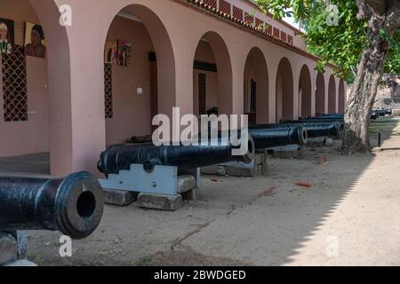 Canoni all'interno di Fort Jesus a Mombasa Foto Stock