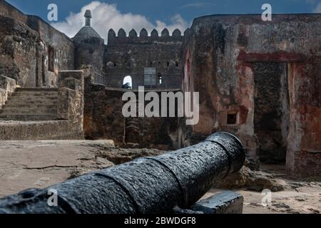 Fortificazione e canoni all'interno di Fort Jesus a Mombasa Foto Stock