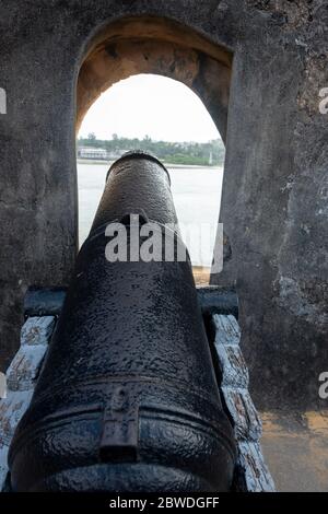 Fortificazione e canoni all'interno di Fort Jesus a Mombasa Foto Stock