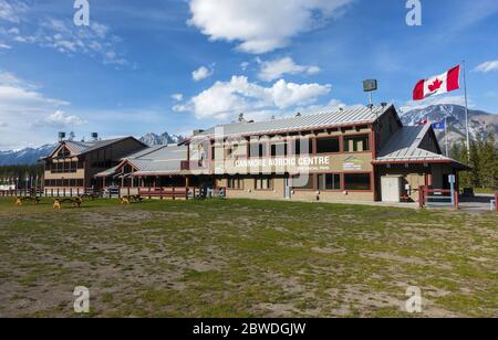 Canmore Nordic Center Provincial Park con esterno dell'edificio del Day Lodge e bandiera canadese nel pomeriggio di Sunny Springtime, Alberta Canada Foto Stock