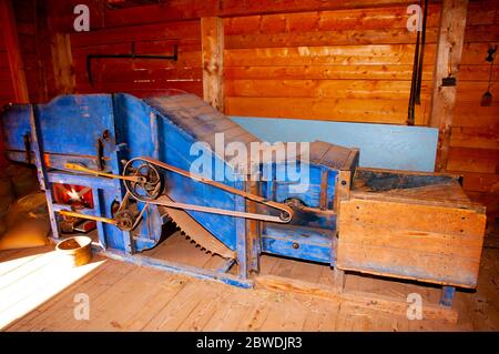 Macchina trebbiatrice di grano in legno di vecchio stile Foto Stock