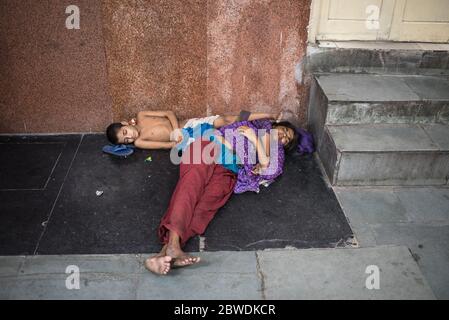 Passeggeri che dormono sul piano della stazione ferroviaria, India. Ferrovie indiane. Corsa in treno. Migranti. Foto Stock