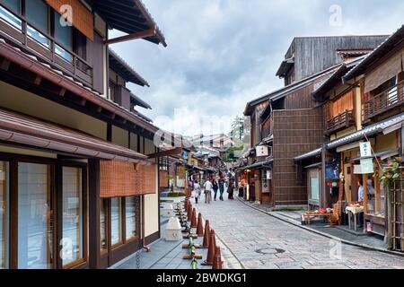 KYOTO, GIAPPONE - 18 OTTOBRE 2019: La affollata via Sanneizaka persone circondata dalle tipiche case cittadine di Kyoto (machiya) edifici vicino Kiyomiz Foto Stock