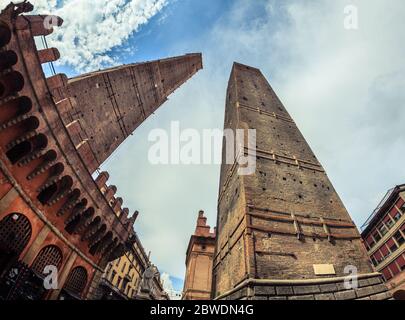 Vista fisheye delle due Torri nel centro storico di Bologna Foto Stock