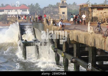 Onde giganti che colpiscono il molo di Valiathura, Thiruvananthapuram, Kerala. Foto Stock
