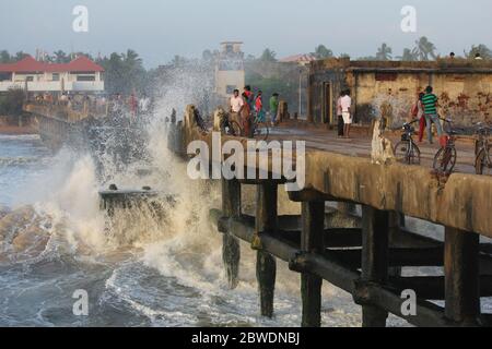 Onde giganti che colpiscono il molo di Valiathura, Thiruvananthapuram, Kerala. Foto Stock
