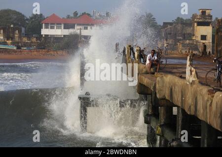 Onde giganti che colpiscono il molo di Valiathura, Thiruvananthapuram, Kerala. Foto Stock