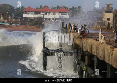 Onde giganti che colpiscono il molo di Valiathura, Thiruvananthapuram, Kerala. Foto Stock