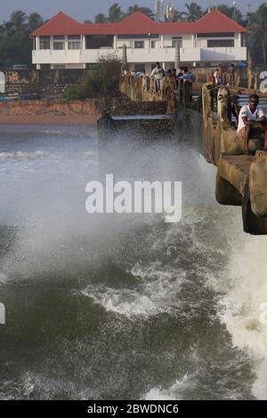 Onde giganti che colpiscono il molo di Valiathura, Thiruvananthapuram, Kerala. Foto Stock