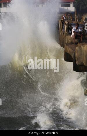 Onde giganti che colpiscono il molo di Valiathura, Thiruvananthapuram, Kerala. Foto Stock