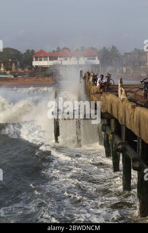Onde giganti che colpiscono il molo di Valiathura, Thiruvananthapuram, Kerala. Foto Stock