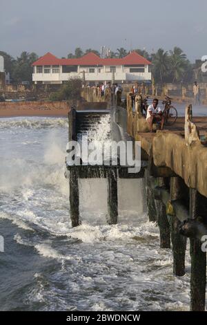 Onde giganti che colpiscono il molo di Valiathura, Thiruvananthapuram, Kerala. Foto Stock
