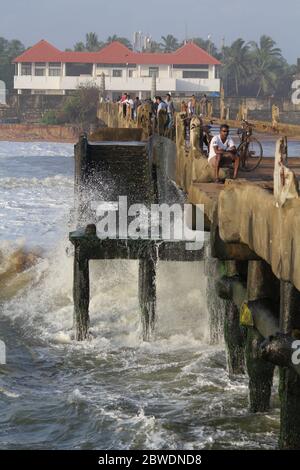 Onde giganti che colpiscono il molo di Valiathura, Thiruvananthapuram, Kerala. Foto Stock