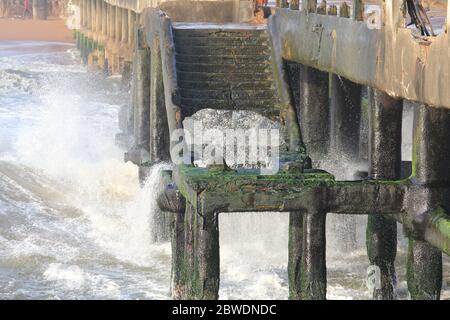Onde giganti che colpiscono il molo di Valiathura, Thiruvananthapuram, Kerala. Foto Stock